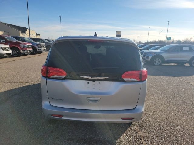 Used 2023 Chrysler Voyager LX image 23