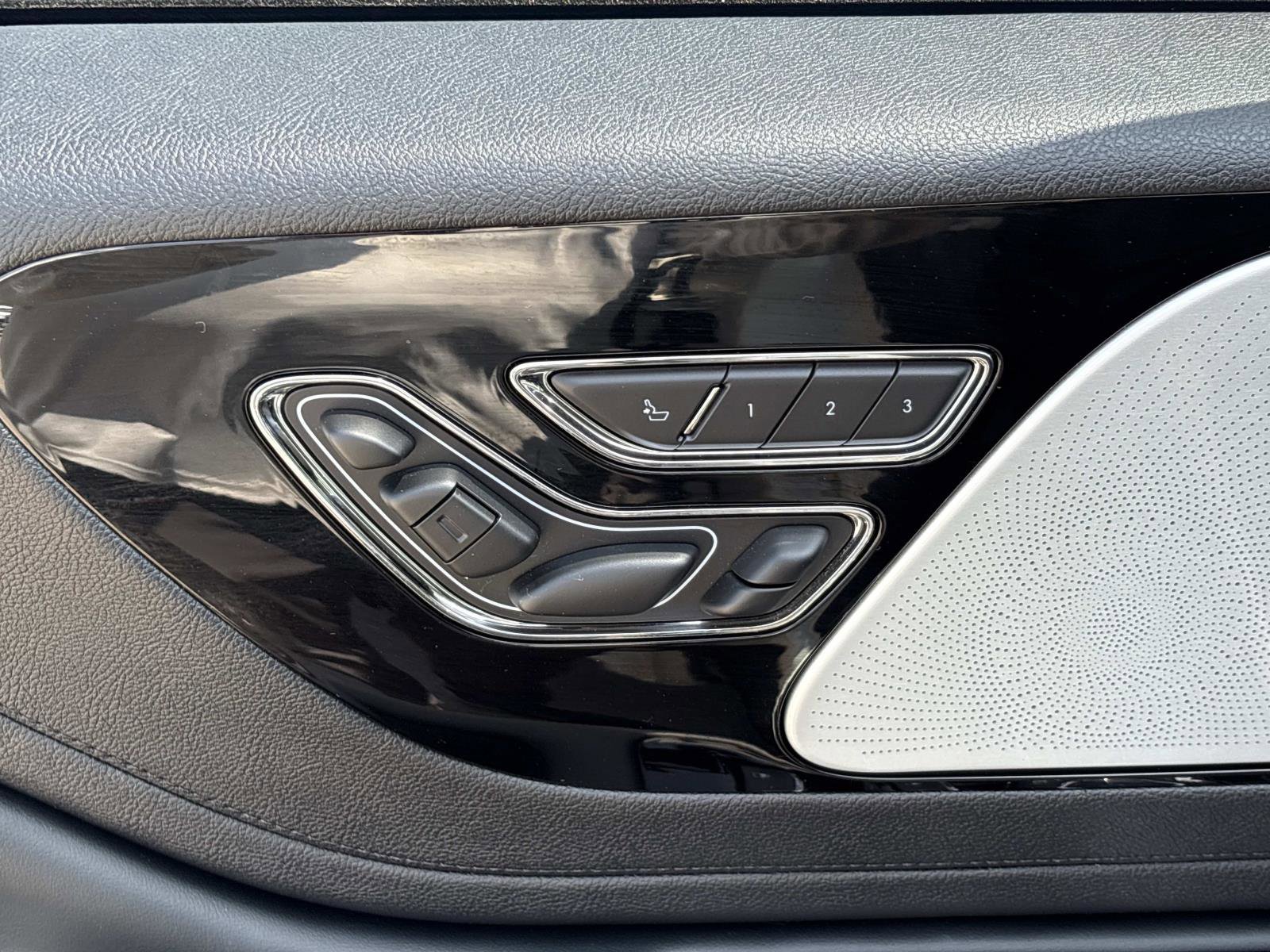 Used 2025 Lincoln Aviator Reserve w/ Equipment Group 201A AWD/4WD image 13