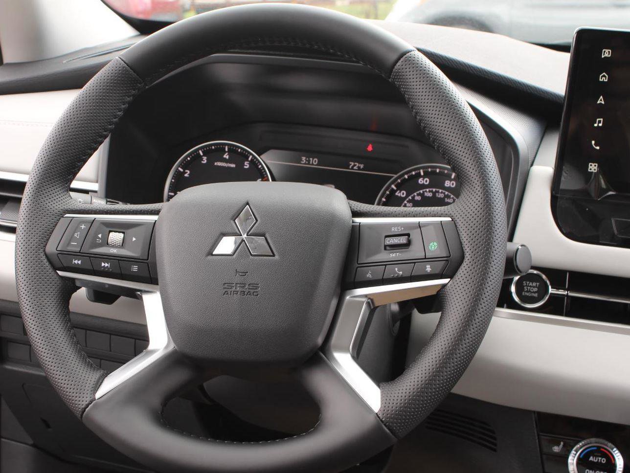 New 2025 Mitsubishi Outlander SE image 21