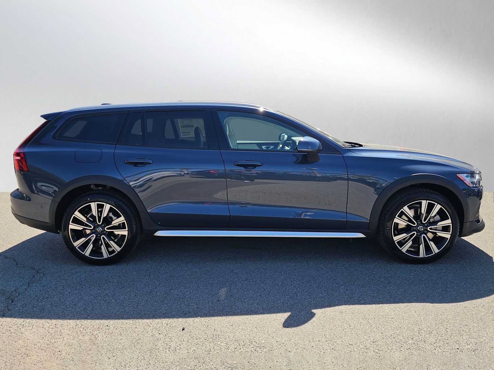 New 2026 Volvo V60 B5 Cross Country Ultra w/ Climate Package AWD/4WD image 2