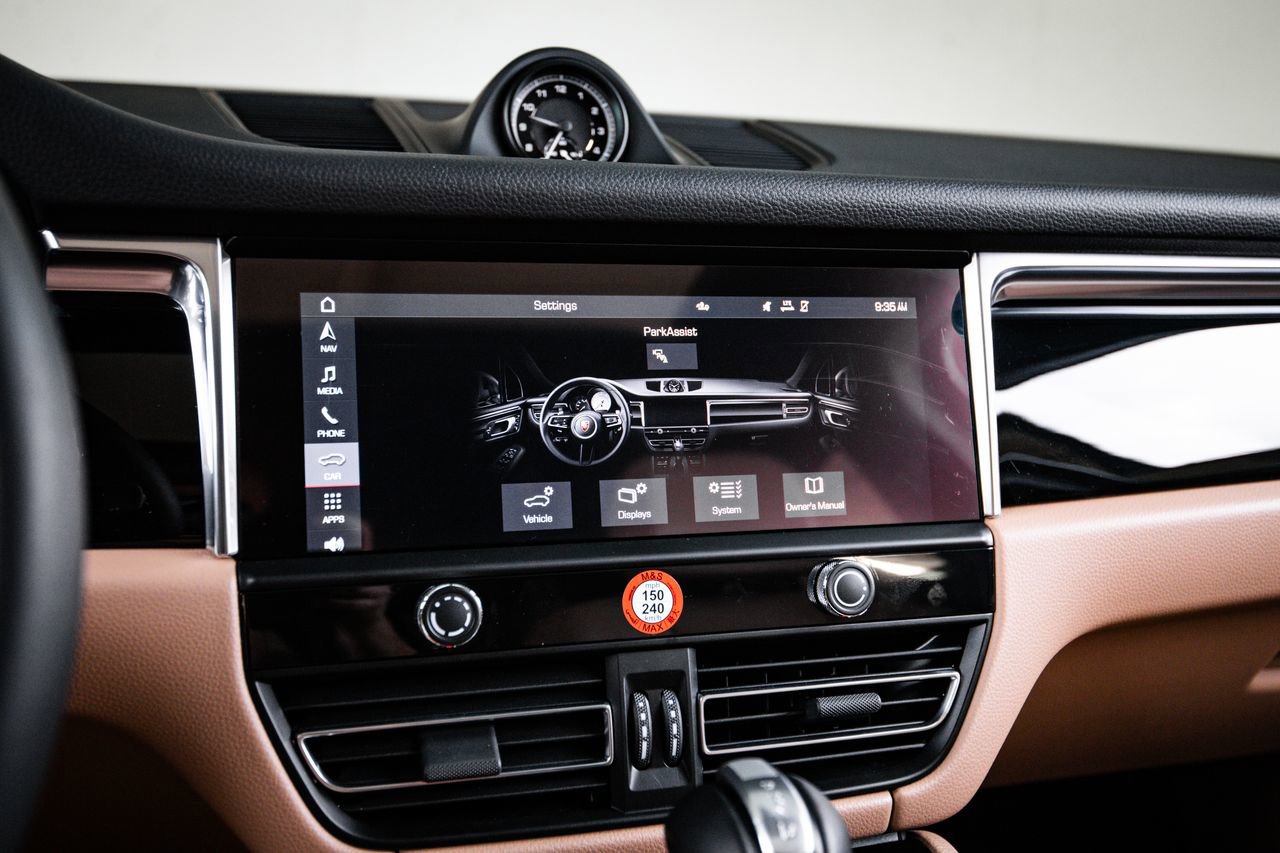 Certified 2026 Porsche Macan AWD/4WD image 18