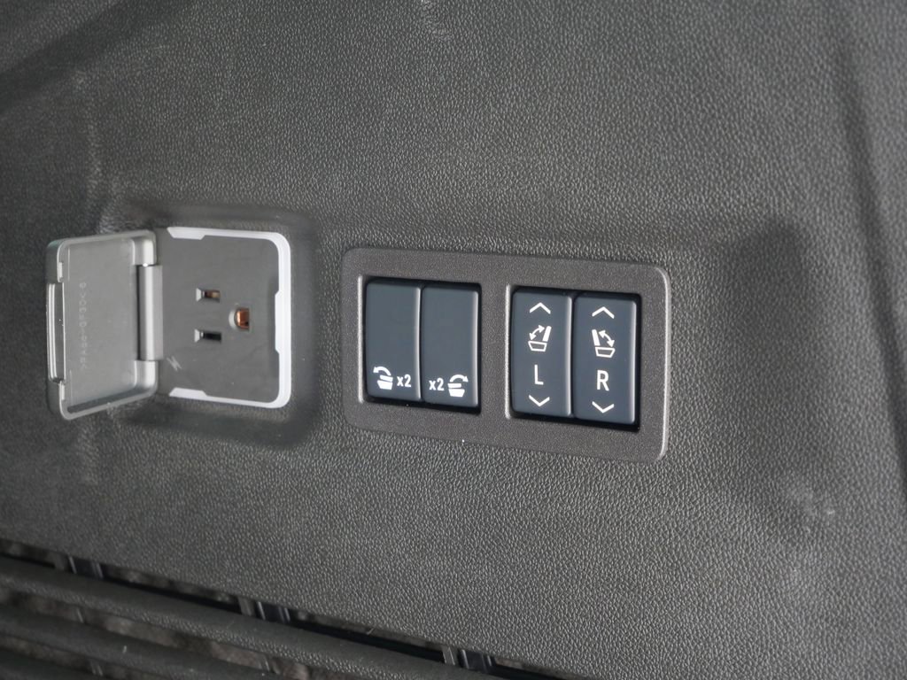 Used 2025 GMC Yukon XL Denali AWD/4WD image 16