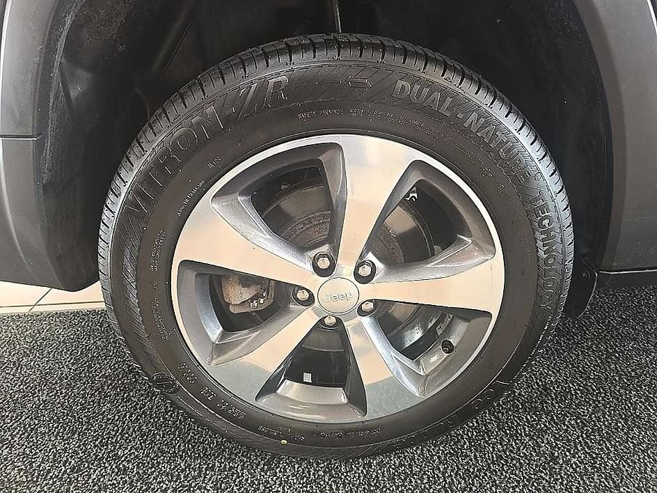 Used 2019 Jeep Cherokee Limited AWD/4WD image 40