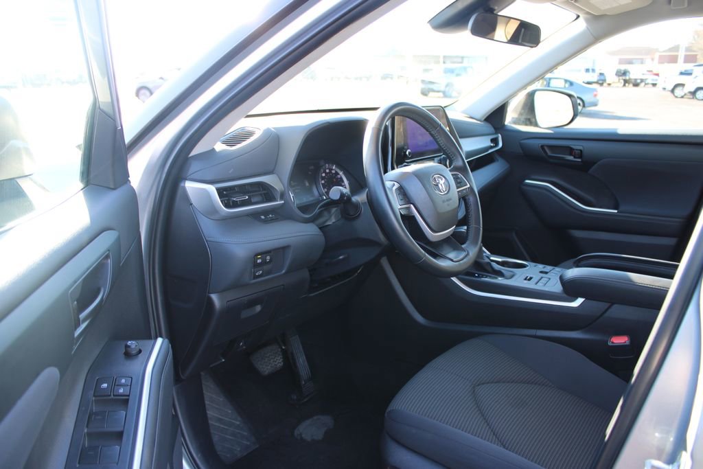 Used 2024 Toyota Highlander LE image 22