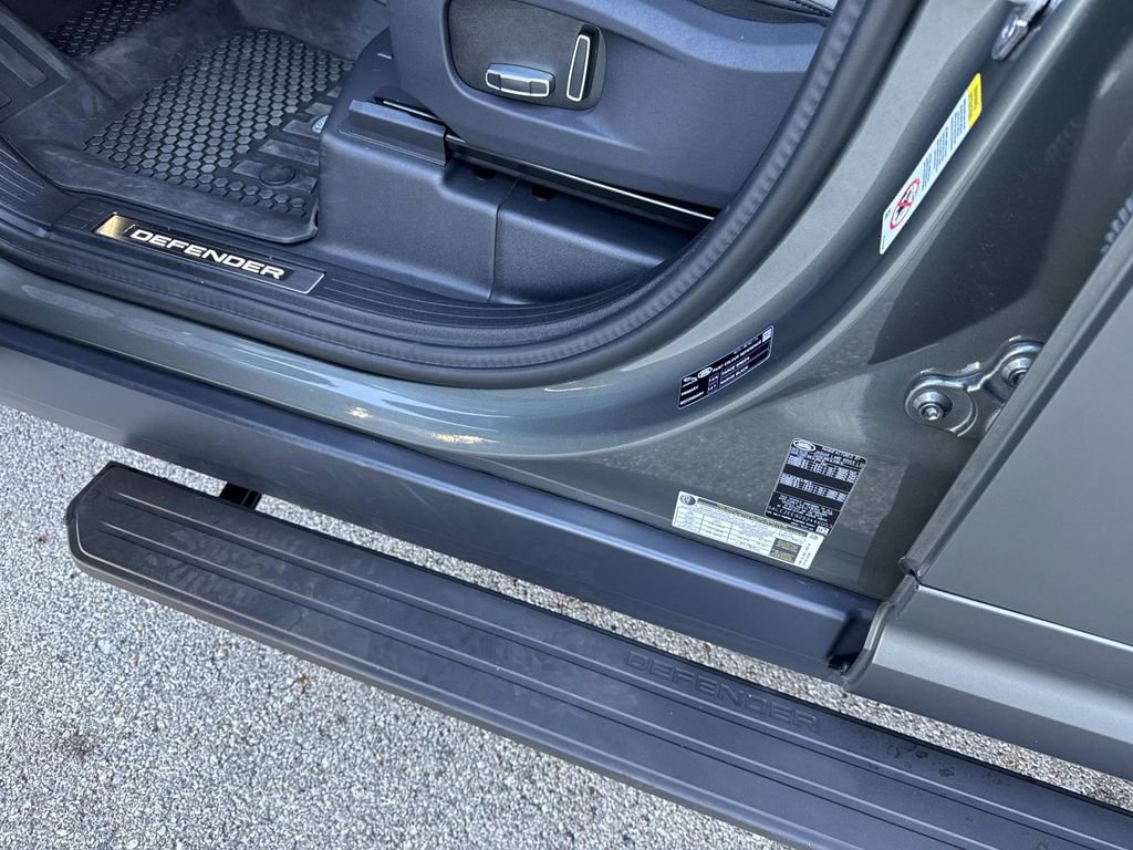 Used 2025 Land Rover Defender 110 image 5