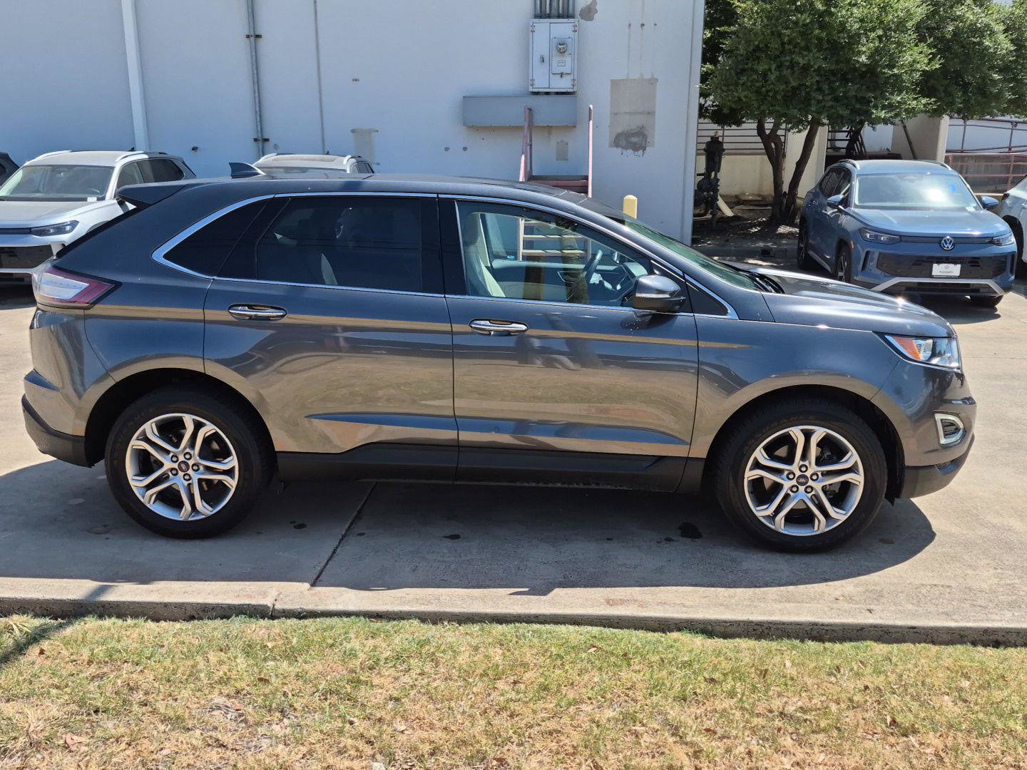 Used 2018 Ford Edge Titanium w/ Equipment Group 301A FWD image 4