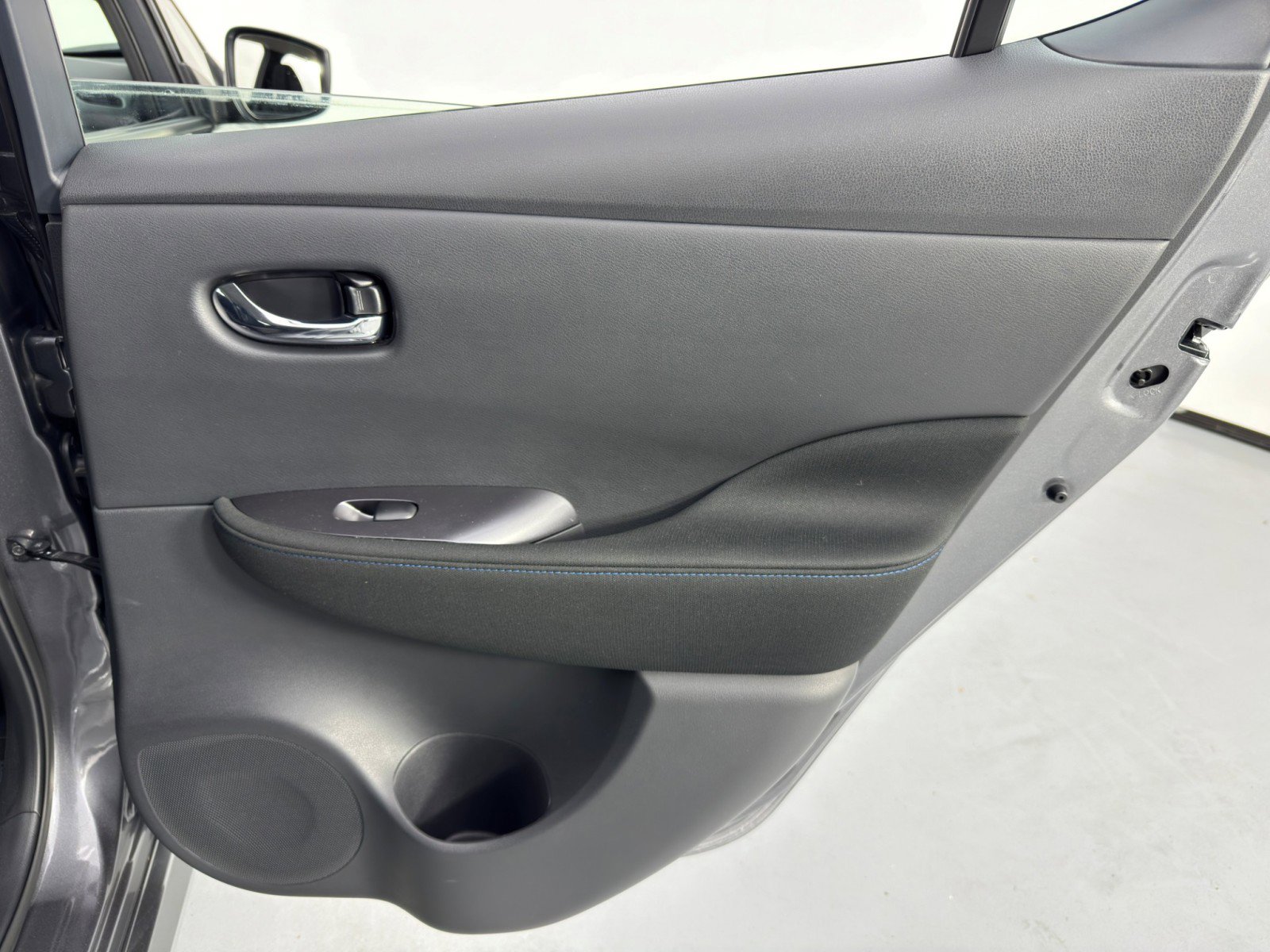 Used 2025 Nissan Leaf S image 38