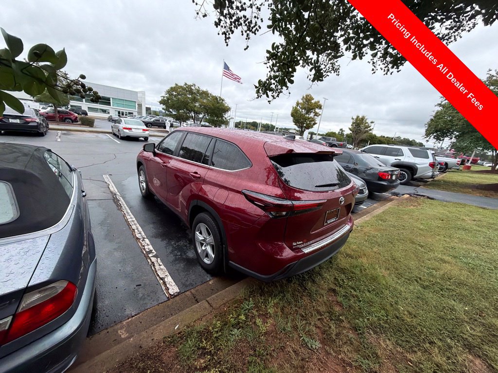 Used 2024 Toyota Highlander LE FWD image 7
