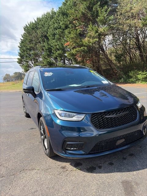 Used 2025 Chrysler Pacifica Limited image 2