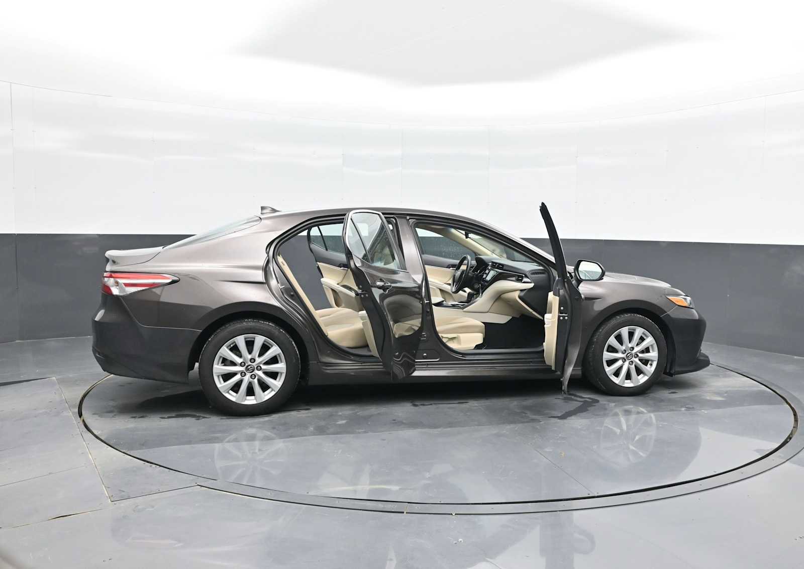 Used 2019 Toyota Camry LE image 38