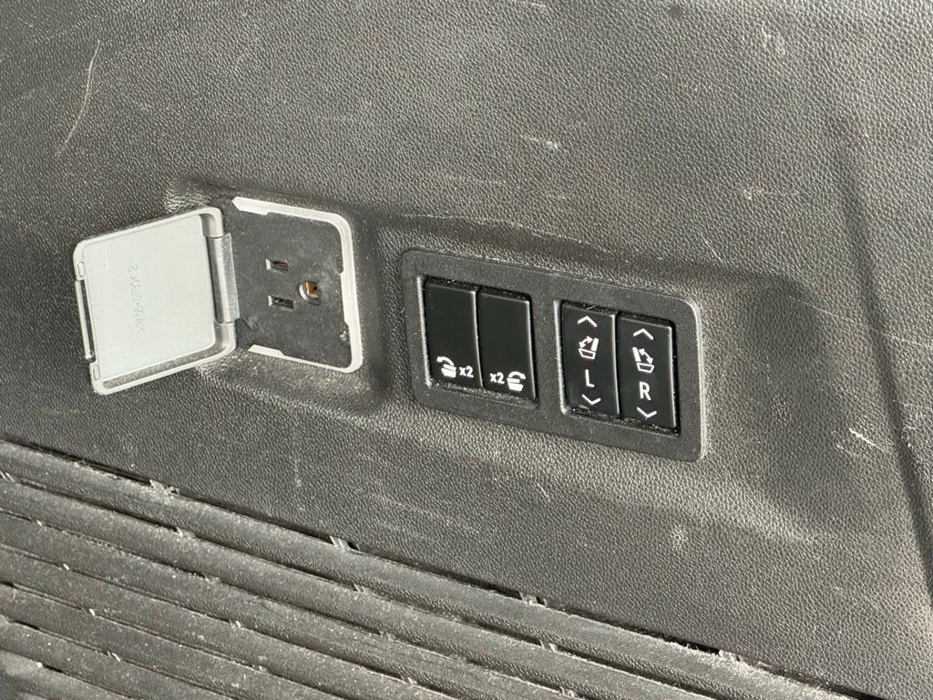 Used 2021 Chevrolet Suburban Premier w/ Premium Package image 11