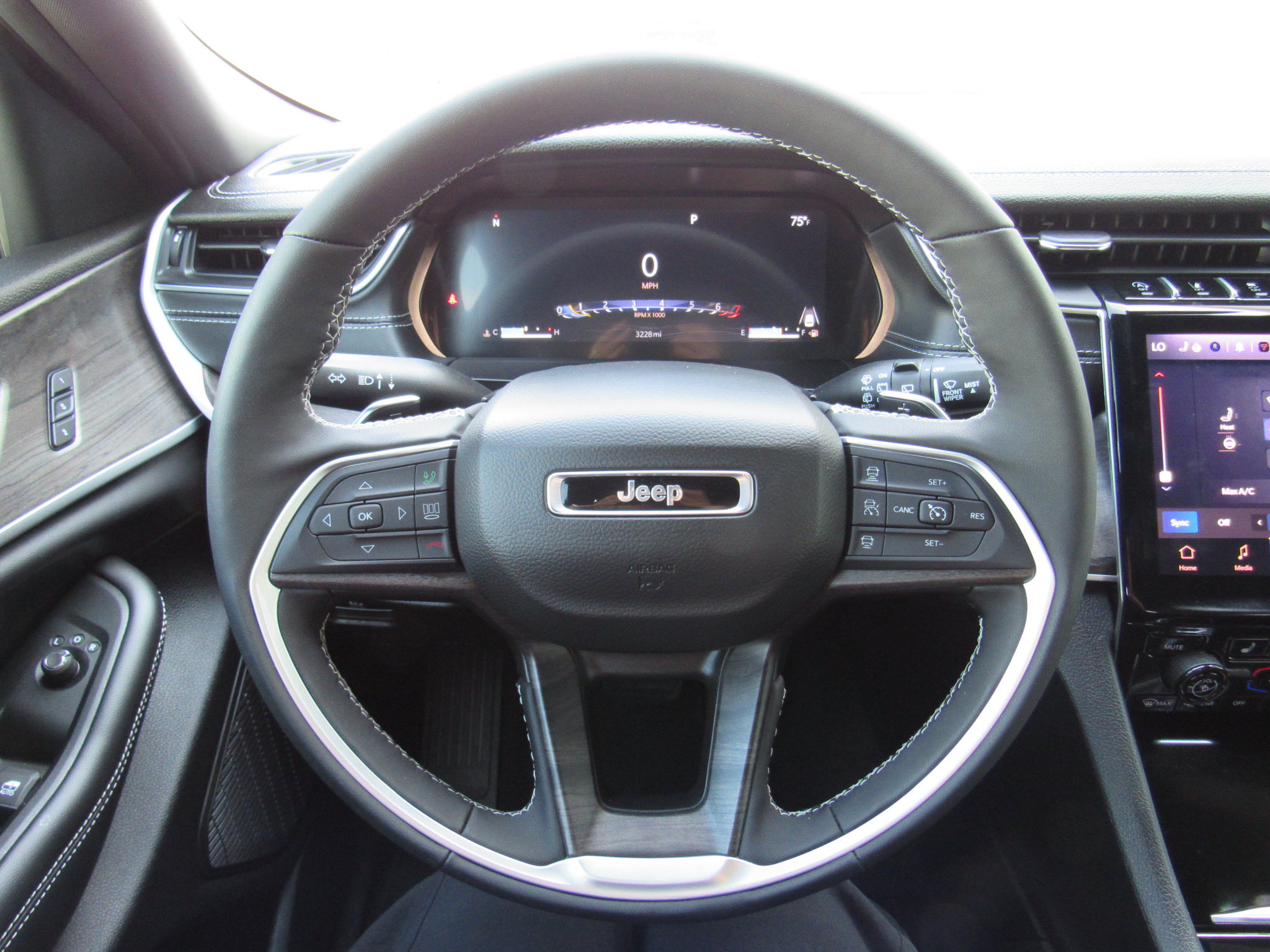 Used 2025 Jeep Grand Cherokee Limited AWD/4WD image 17