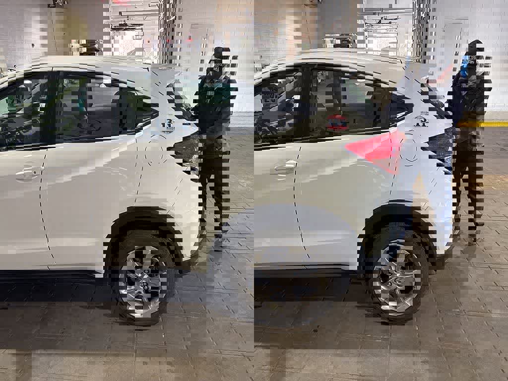 Used 2017 Honda HR-V LX image 4