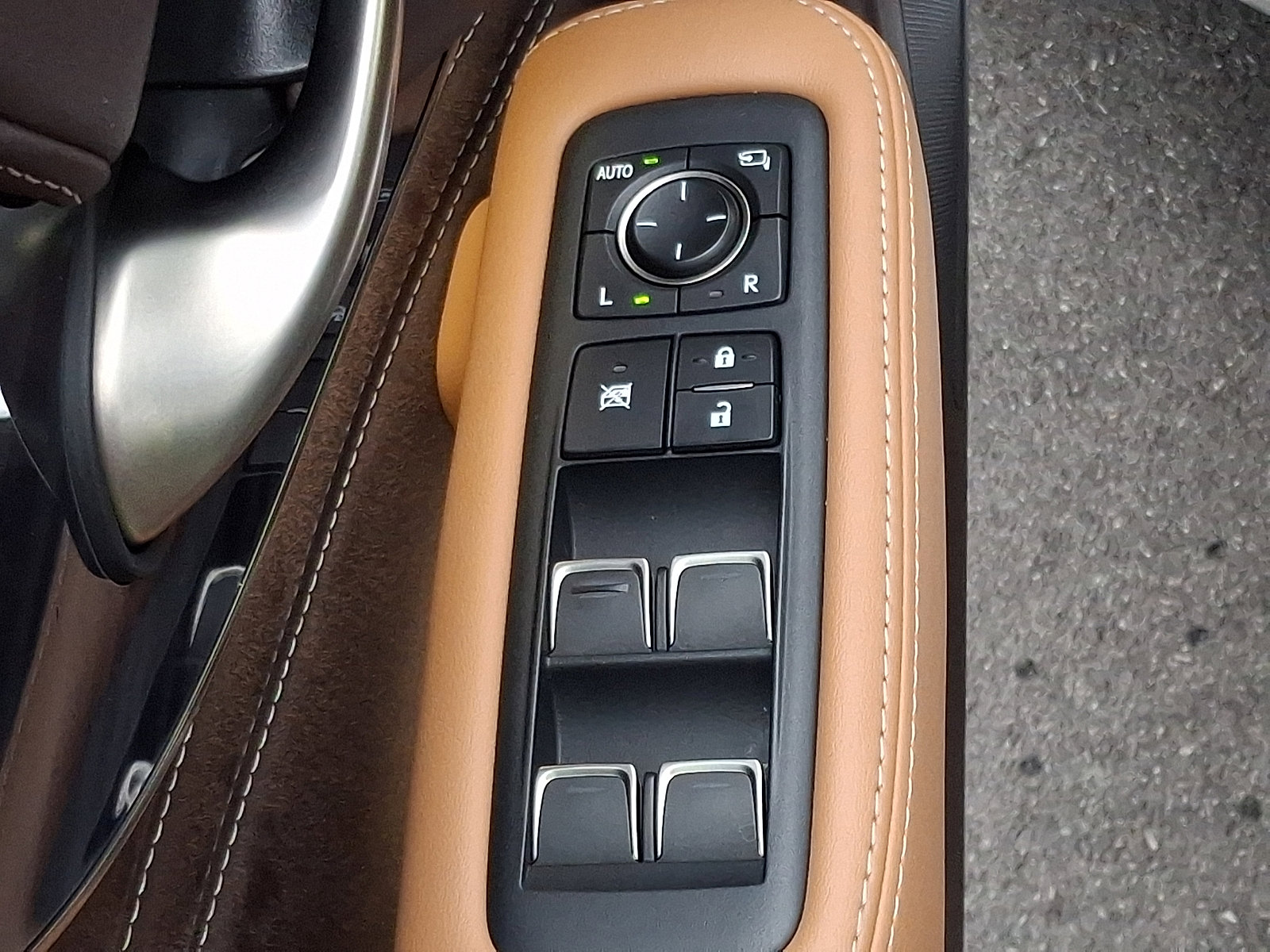 Used 2020 Lexus LS 500h AWD image 25