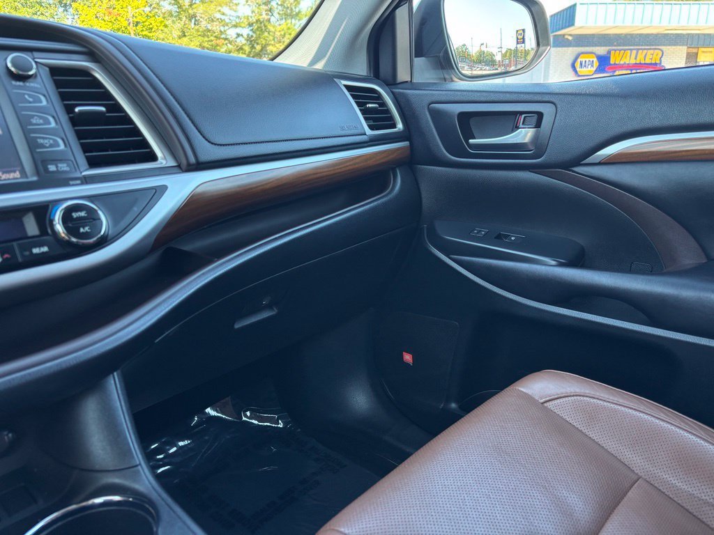 Used 2019 Toyota Highlander Limited FWD image 33