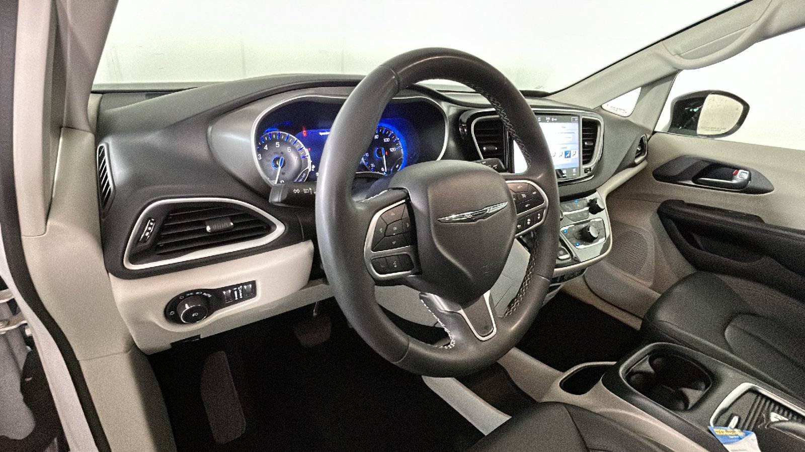 Used 2024 Chrysler Pacifica Touring-L FWD image 15