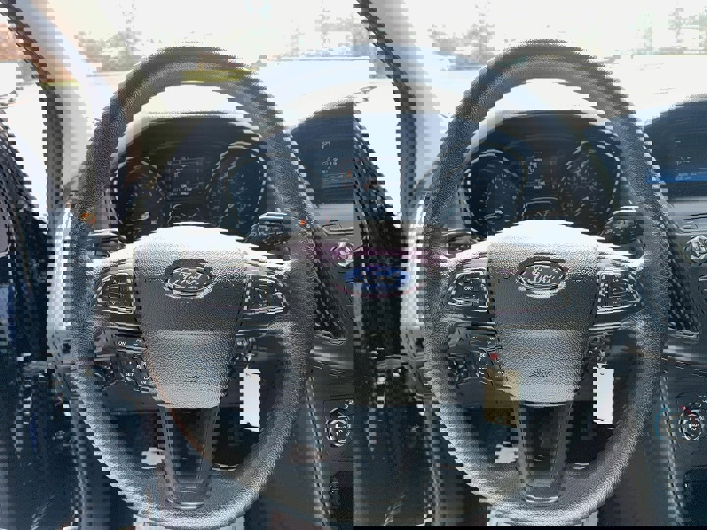 Used 2018 Ford Focus SE w/ SE Appearance Package image 17