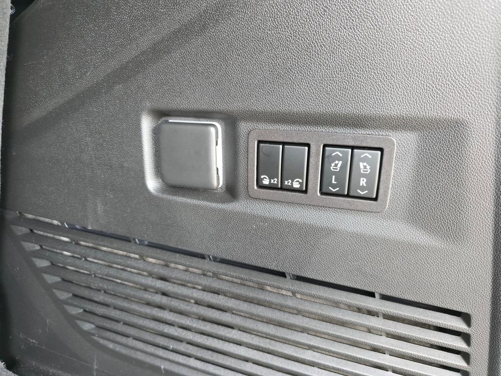 Used 2024 Chevrolet Tahoe Z71 w/ Luxury Package image 34