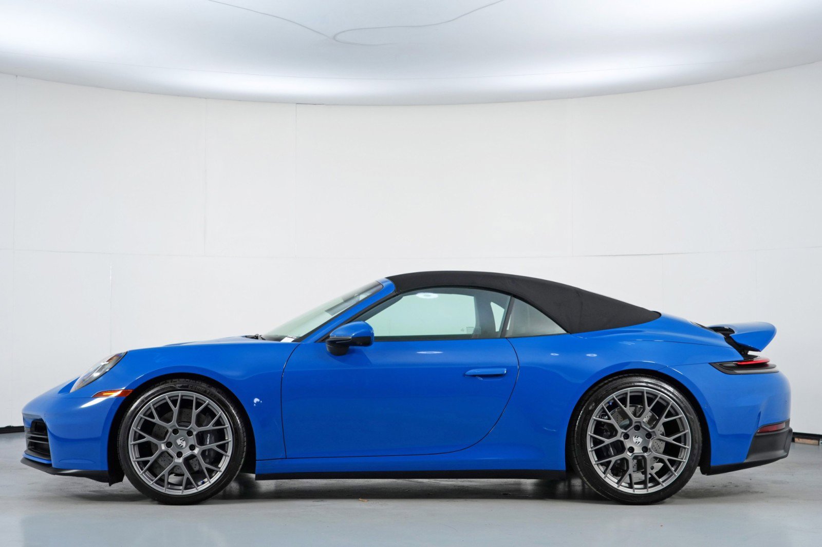 Used 2025 Porsche 911 Carrera RWD image 9