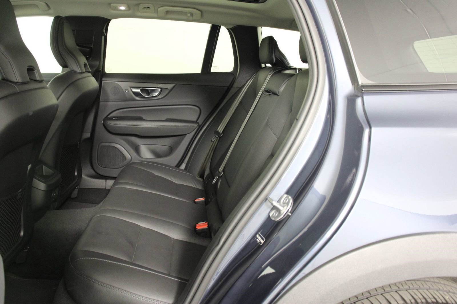 Certified 2025 Volvo V60 B5 Cross Country Plus image 32