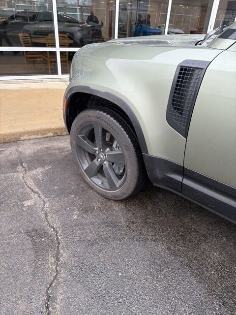 Used 2025 Land Rover Defender 110 X-Dynamic SE image 10