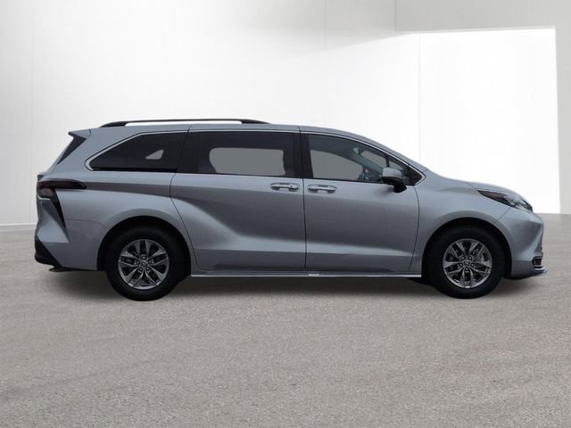 Certified 2025 Toyota Sienna XLE FWD image 4