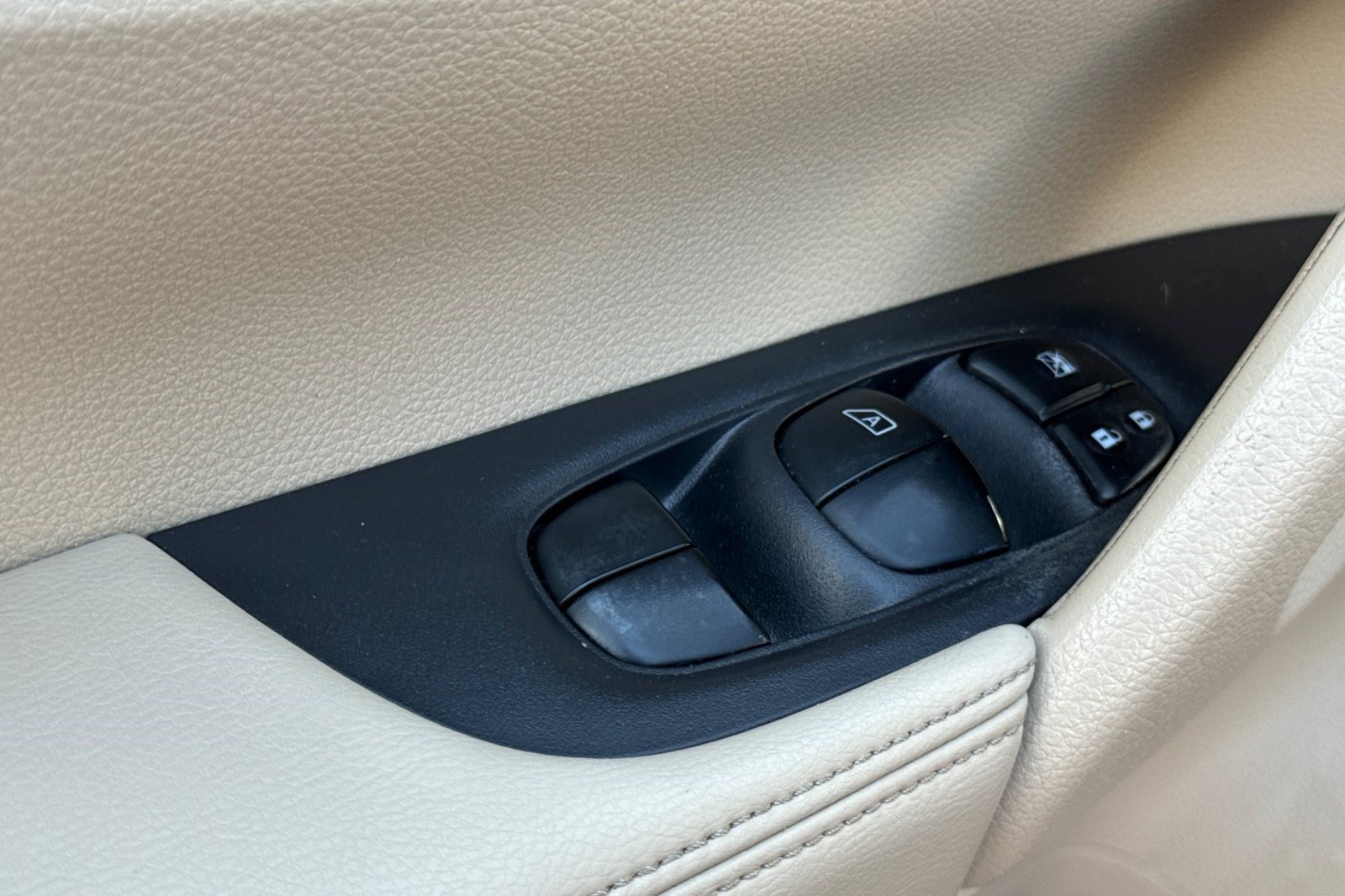 Used 2015 Nissan Rogue SV w/ SV Premium Package FWD image 14
