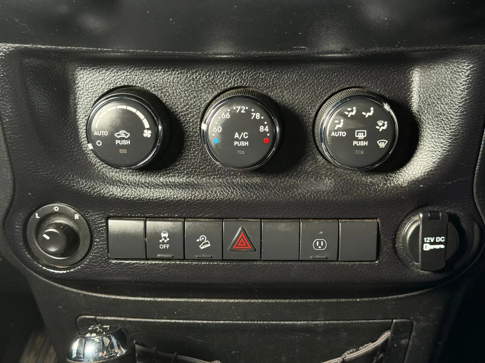 Used 2015 Jeep Wrangler Unlimited Rubicon w/ Connectivity Group AWD/4WD image 34