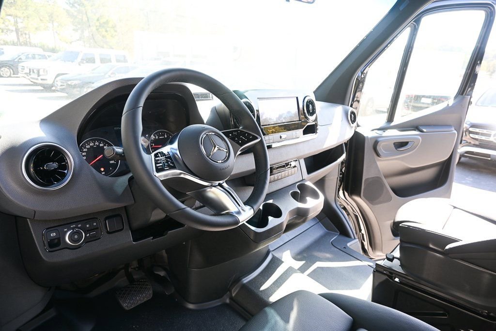 Used 2025 Mercedes-Benz Sprinter 2500 image 6
