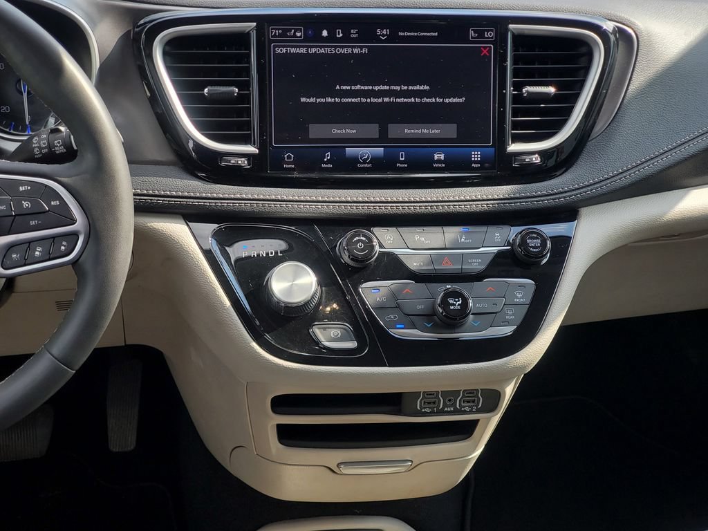 Used 2023 Chrysler Pacifica Touring-L AWD/4WD image 27