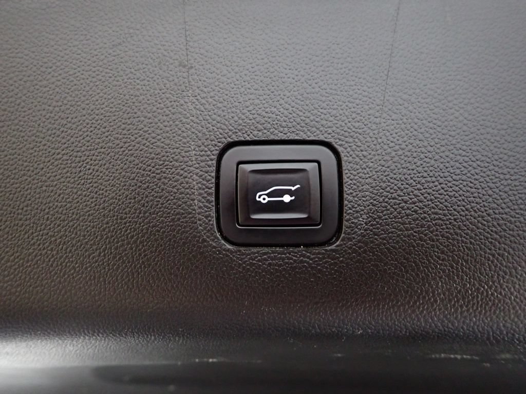 Used 2019 Chevrolet Traverse Premier w/ LPO, Blackout Package AWD/4WD image 19