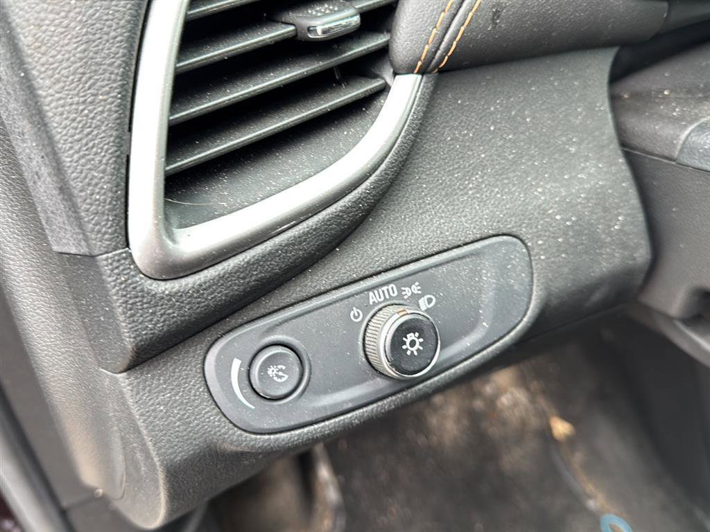 Used 2022 Chevrolet Trax LT w/ LT Convenience Package AWD/4WD image 11