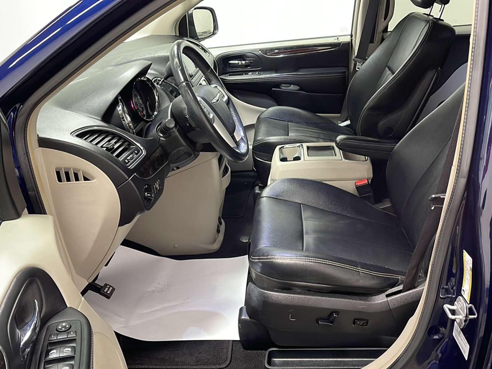 Used 2015 Chrysler Town & Country Touring FWD image 2