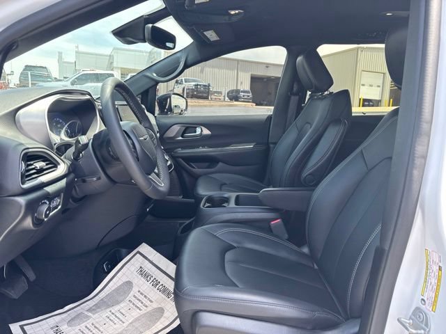 Used 2025 Chrysler Pacifica Select FWD image 18