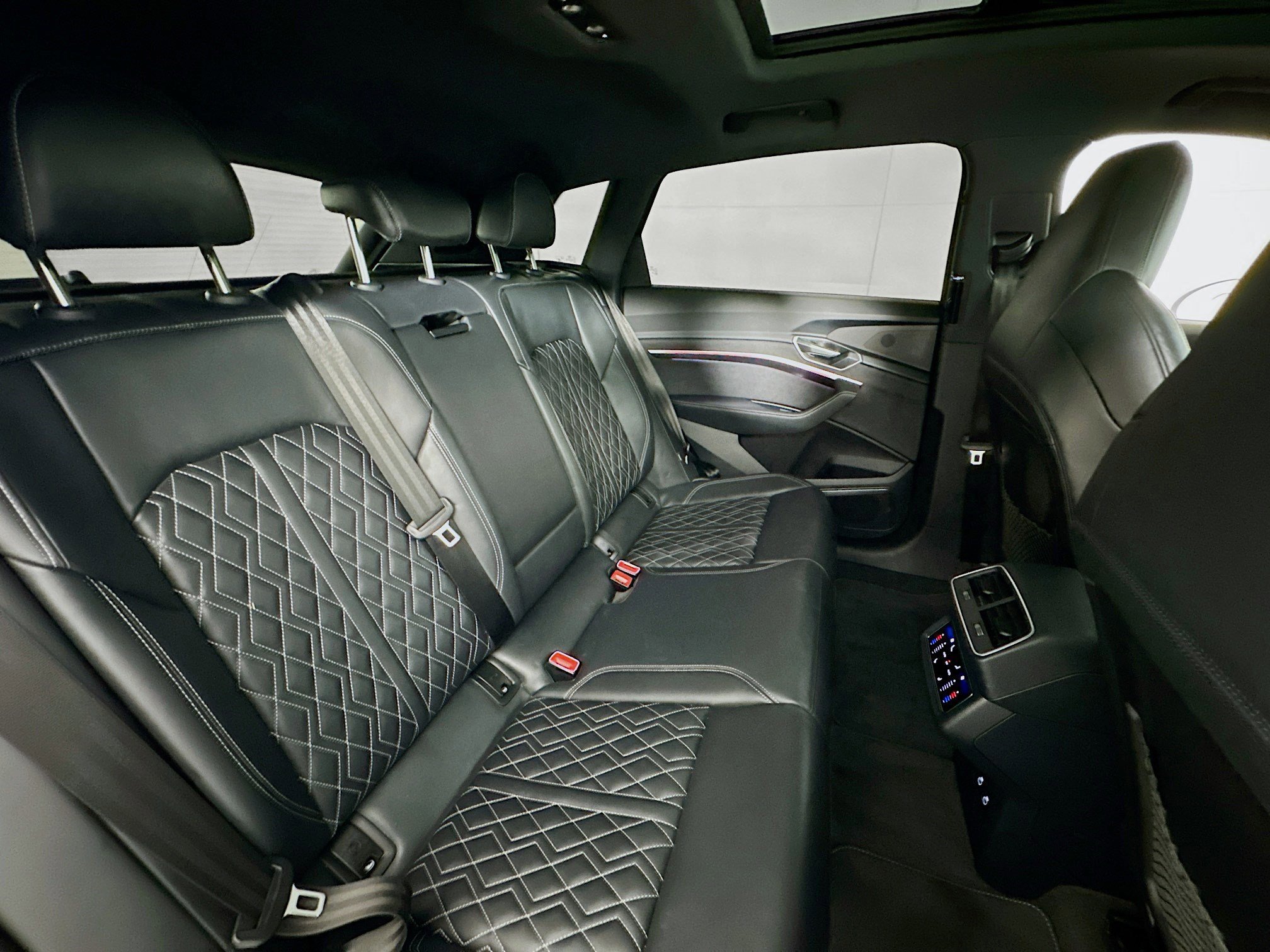 Used 2024 Audi SQ8 e-tron Premium Plus w/ Black Optic Package image 27