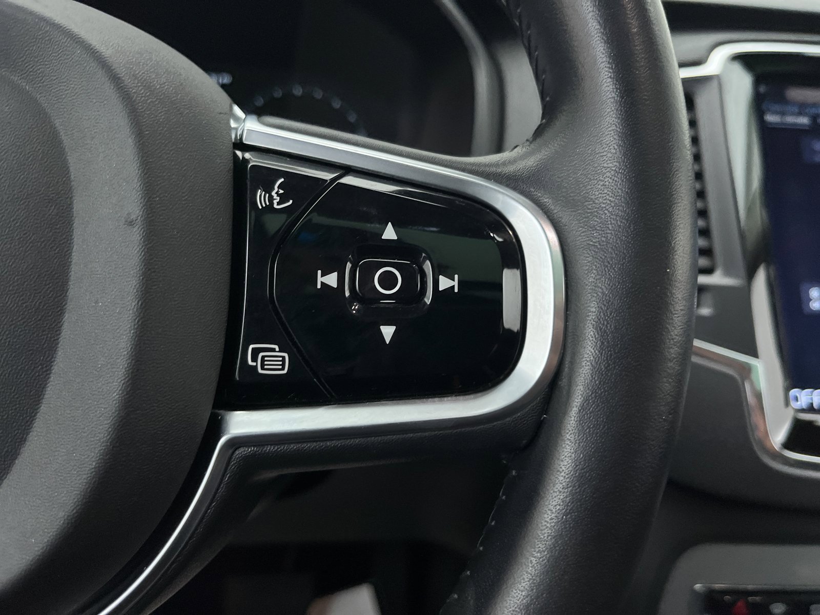 Used 2016 Volvo XC90 T6 Momentum w/ Vision Package image 27