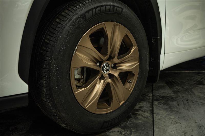 Used 2023 Toyota Highlander Bronze Edition image 3
