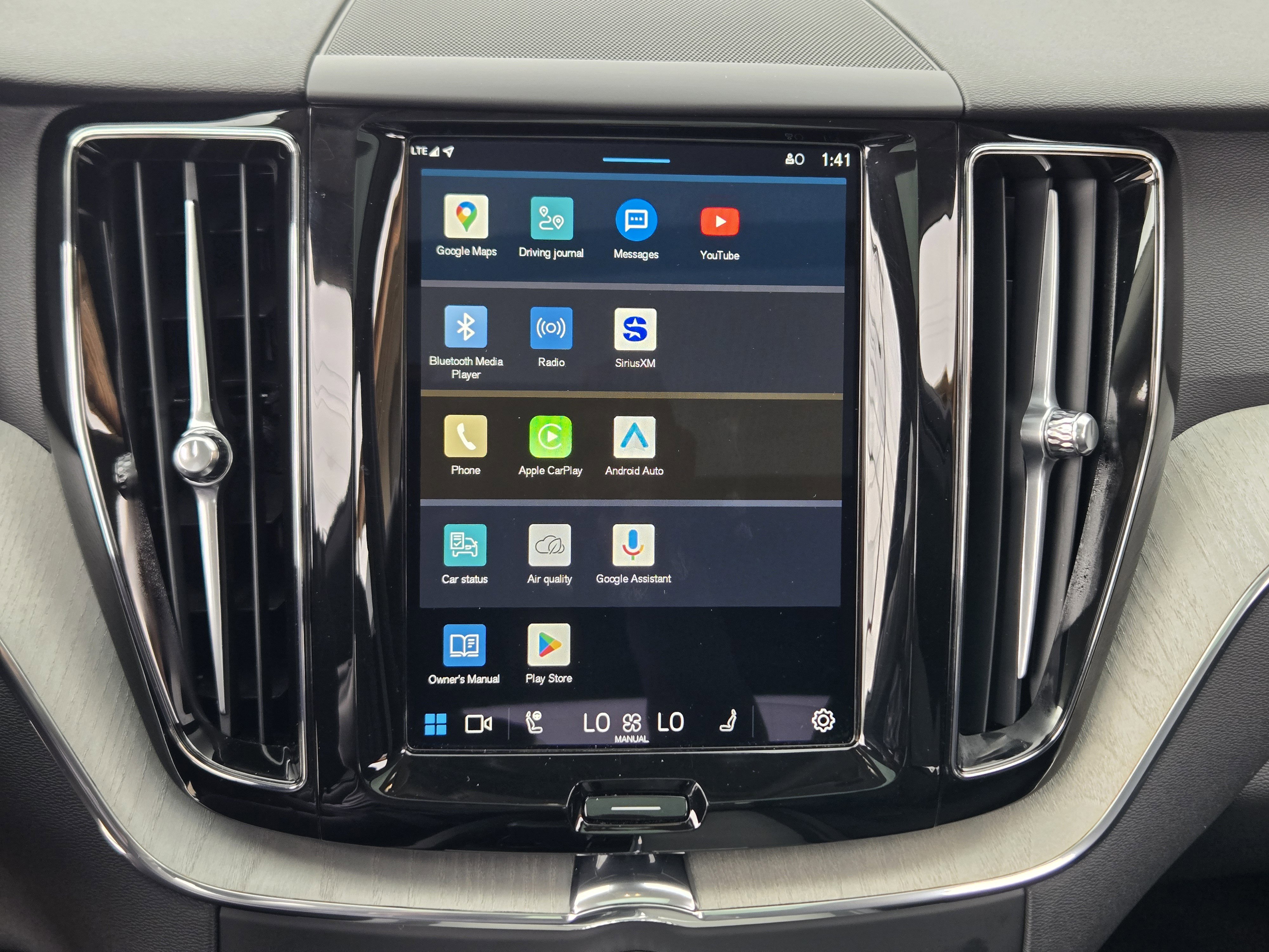 Used 2025 Volvo XC60 B5 Plus image 25