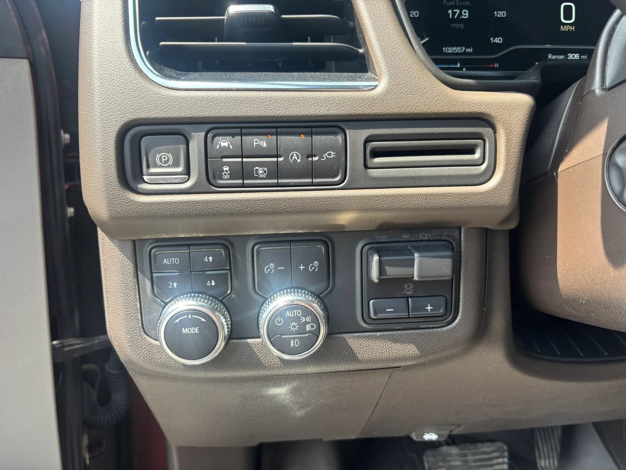 Used 2022 GMC Yukon XL SLT w/ SLT Premium Package AWD/4WD image 27