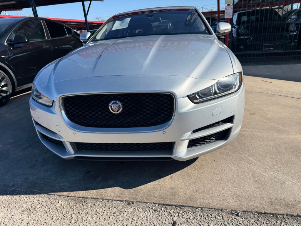 Used 2017 Jaguar XE Premium RWD image 6