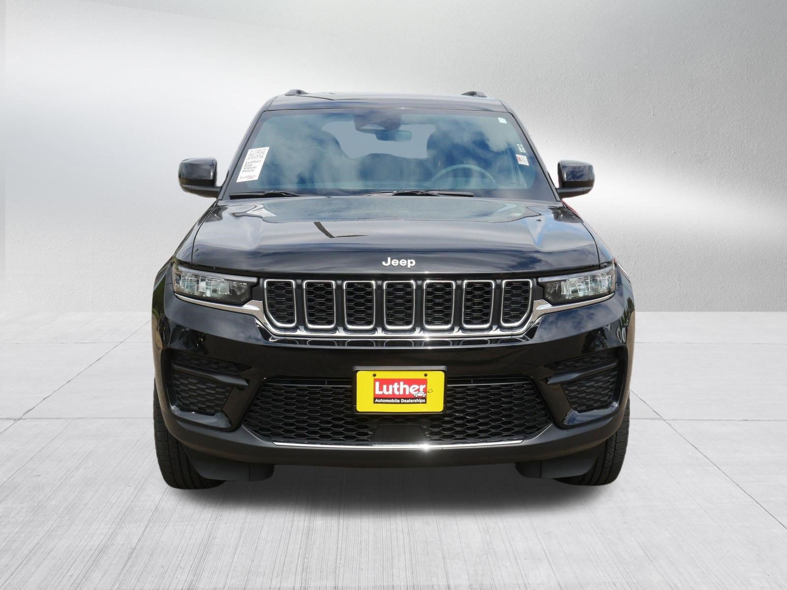 Used 2024 Jeep Grand Cherokee Laredo w/ Luxury Tech Group I AWD/4WD image 2