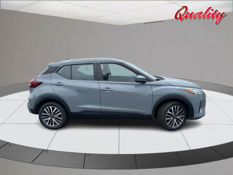 Used 2022 Nissan Kicks SV FWD image 2