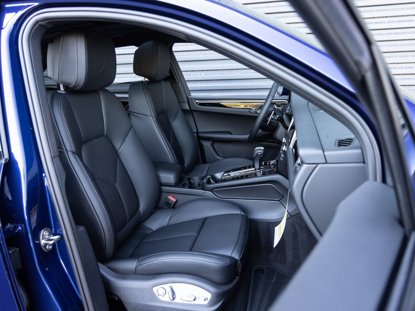 Certified 2026 Porsche Macan AWD/4WD image 33