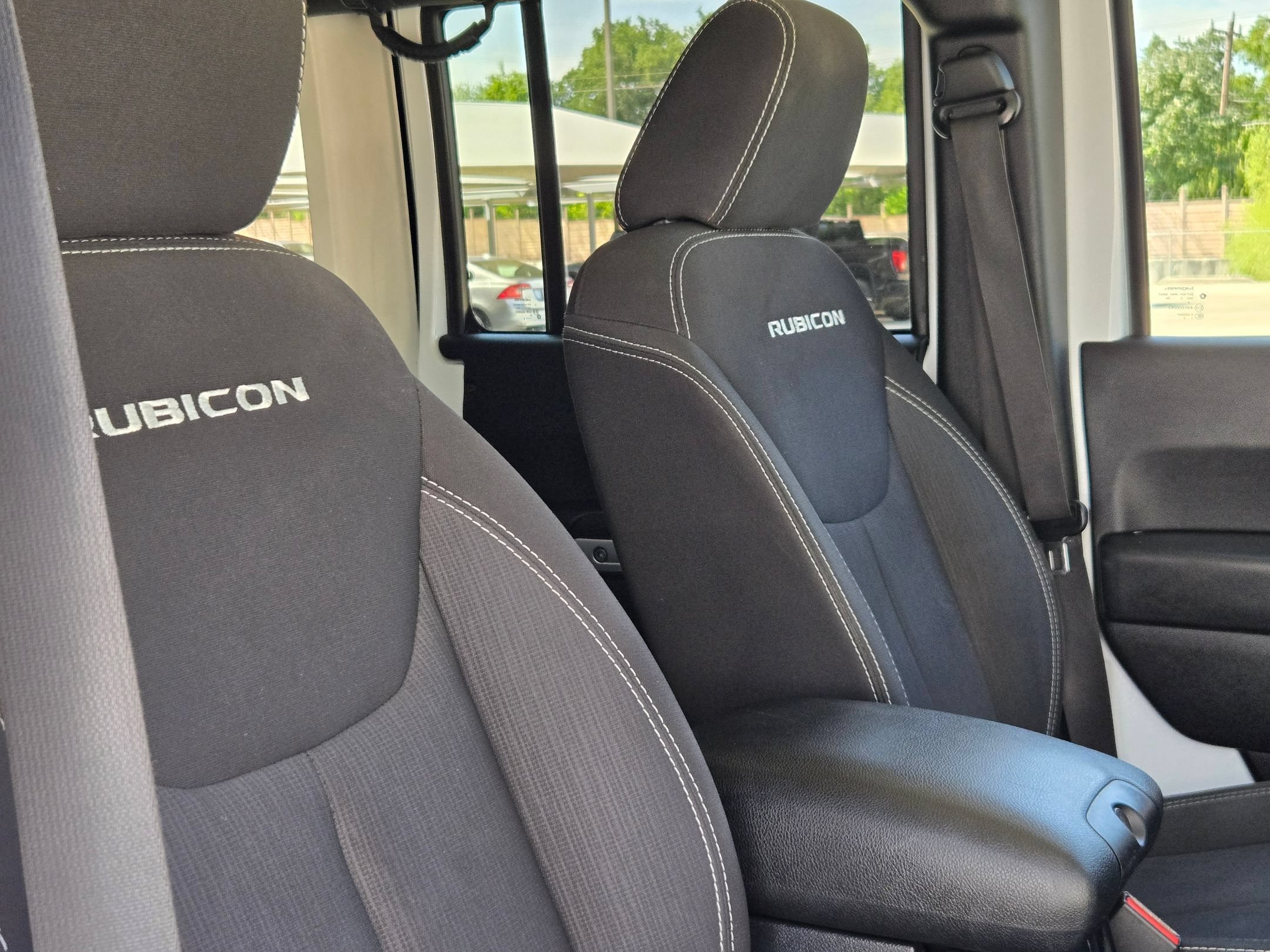 Used 2015 Jeep Wrangler Unlimited Rubicon w/ Connectivity Group AWD/4WD image 30