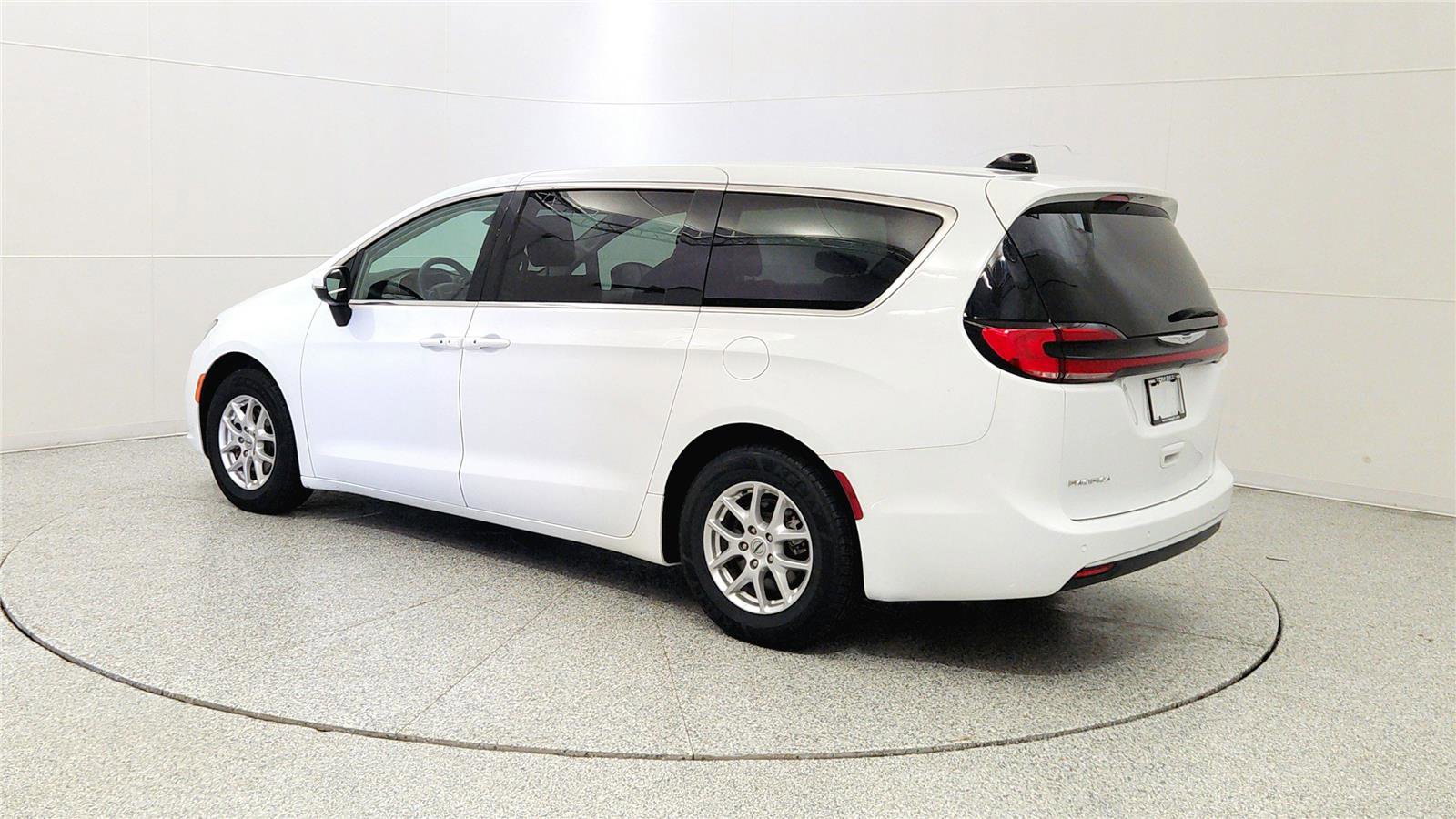 Used 2023 Chrysler Pacifica Touring-L FWD image 5