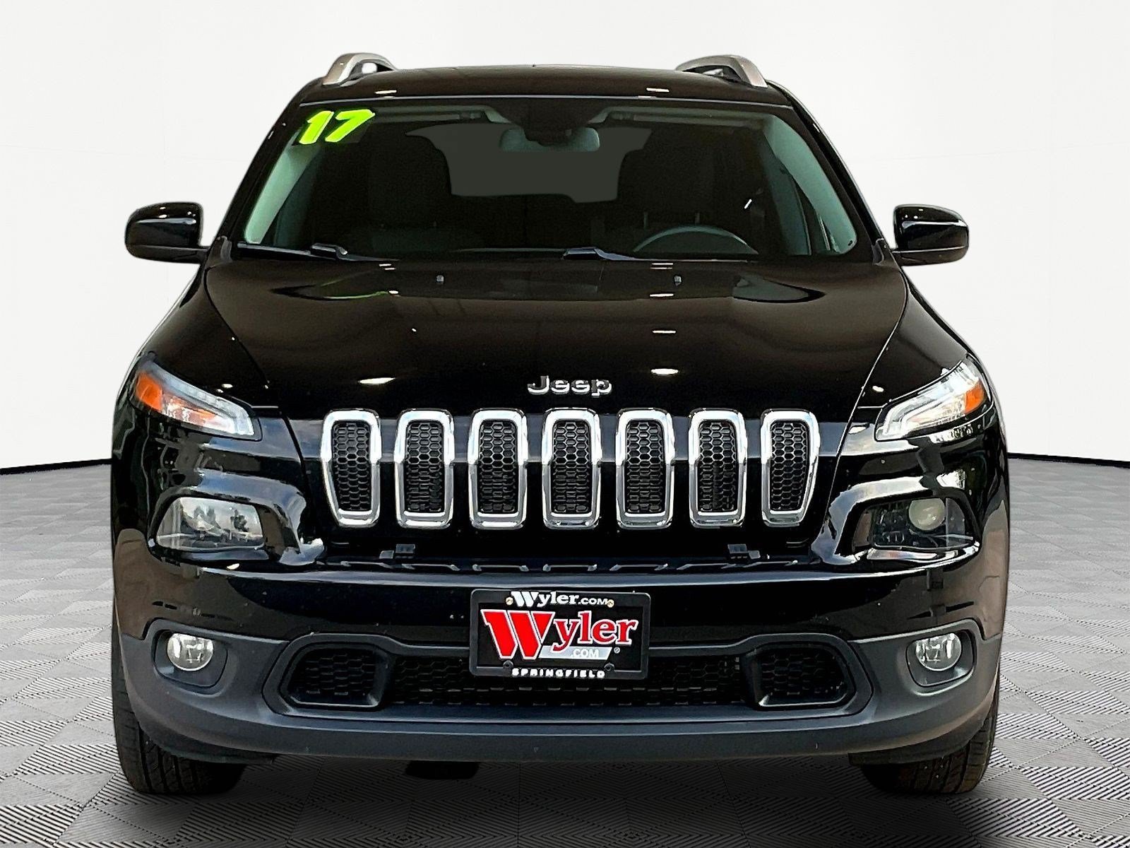 Used 2017 Jeep Cherokee Latitude w/ Cold Weather Group AWD/4WD image 2