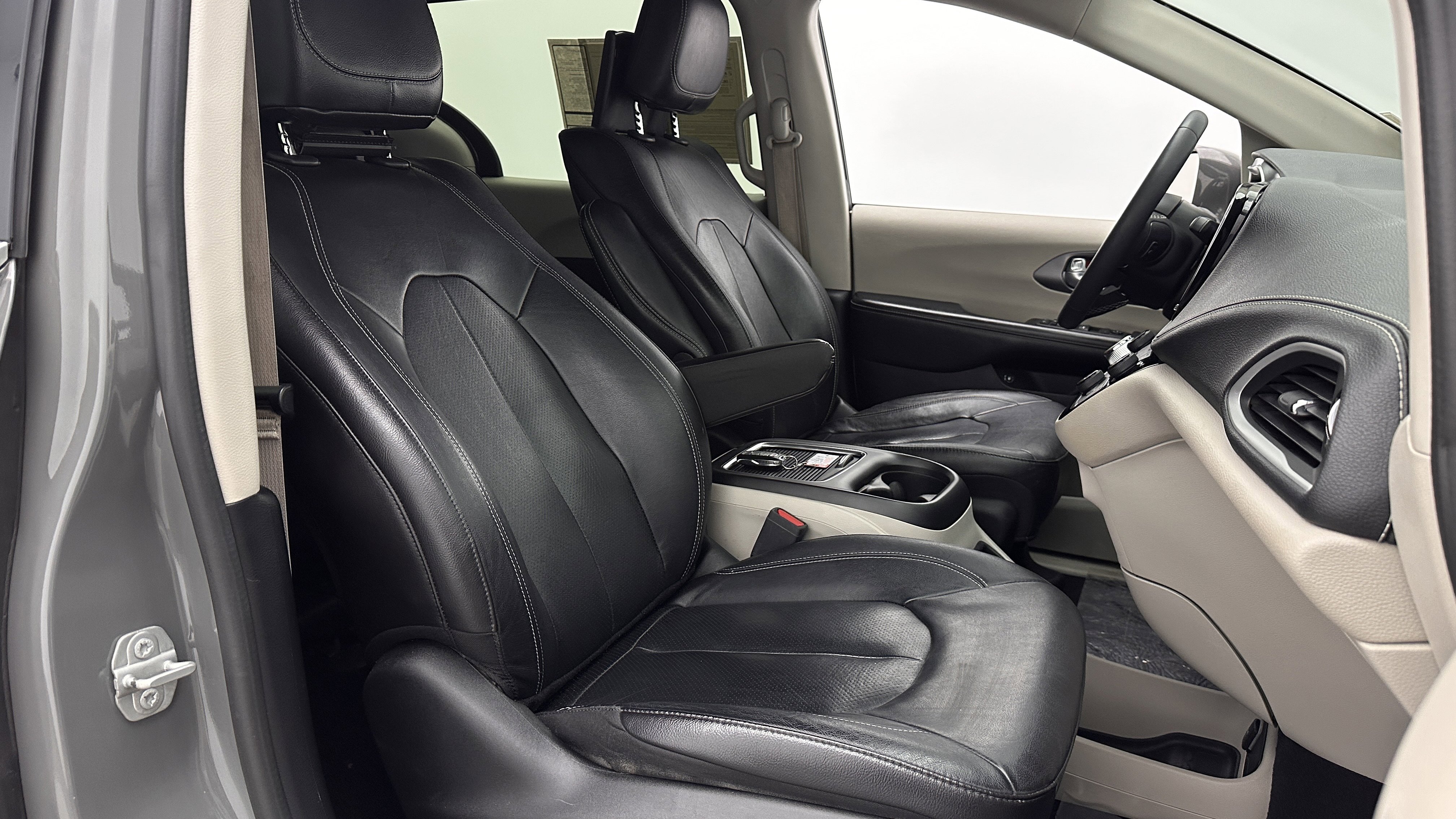 Used 2022 Chrysler Pacifica Touring-L w/ Uconnect Theater Family Group FWD image 39