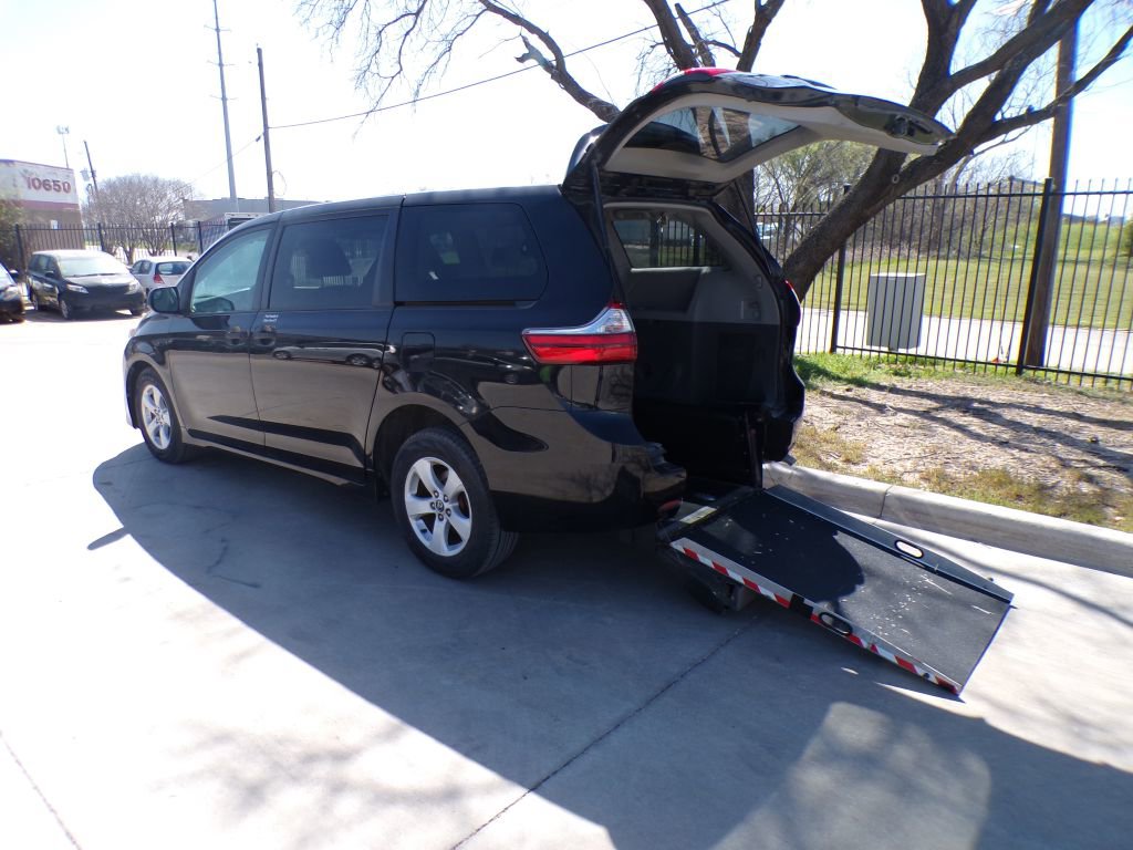 Used 2020 Toyota Sienna L image 1
