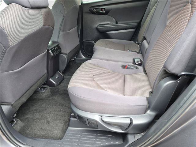Used 2025 Toyota Highlander LE FWD image 18