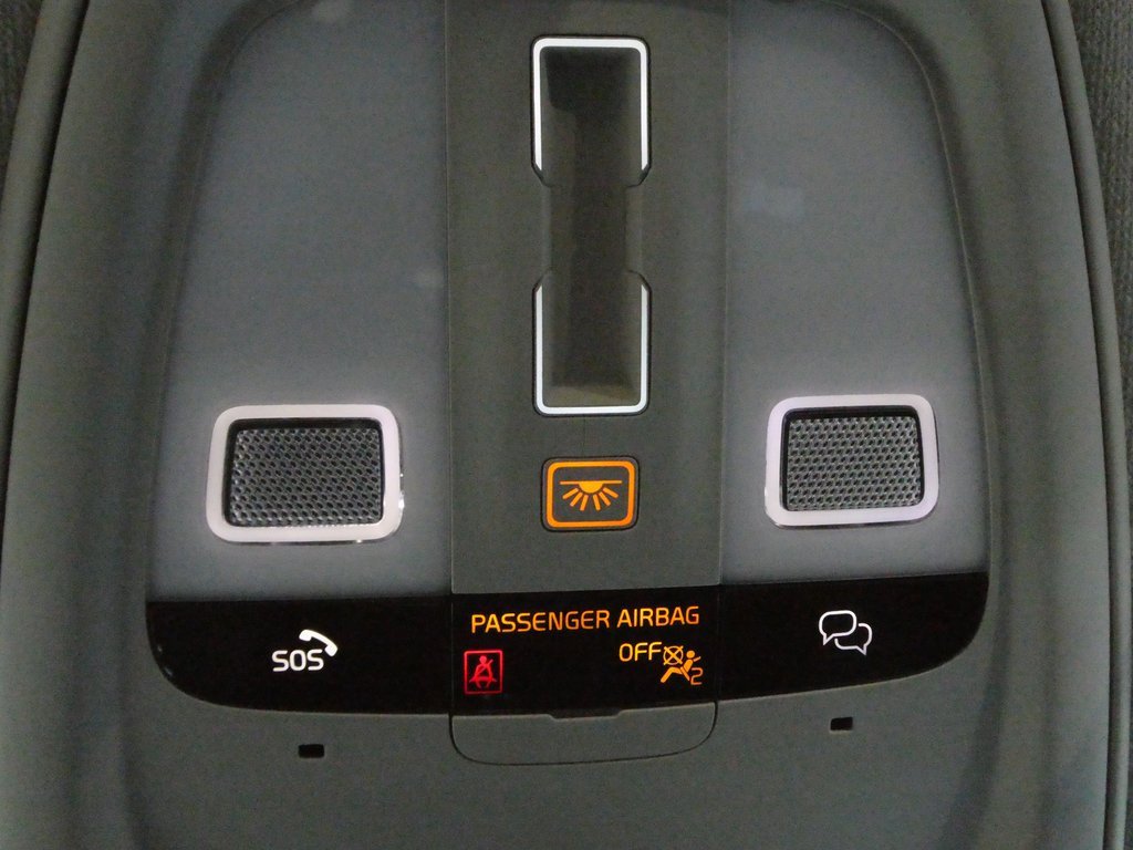 Used 2024 Volvo XC40 B5 Plus image 18